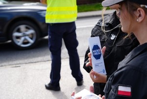 Uczennica trzymajaca ulotkeznapisem mistrzu zwolnij