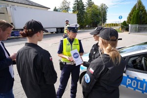 Policjantka rozmawiającazuczennicami