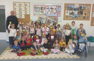 Zdjęcie grupowe dzieci z policjantem