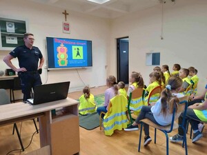 Policjant mówiący do grupki dzieci