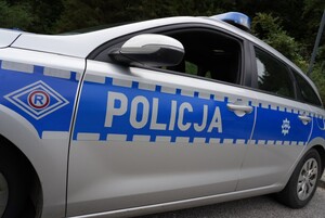 Radiowóz z oznaczeniem ruchu drogowego tzw R