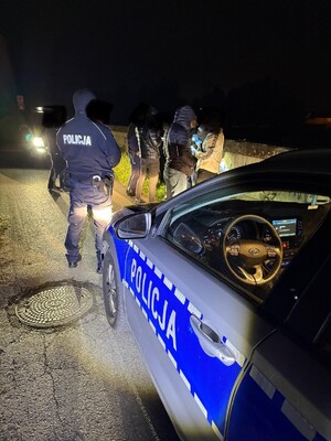 Policjanci i grupka ludzi
