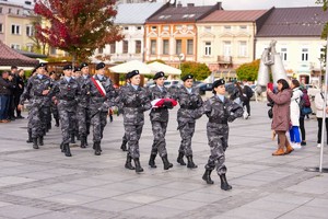 Maszerujaca grupa uczniów szkoły mudnurowej
