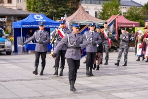 Maszerujący policjanci poczet sztandarowy