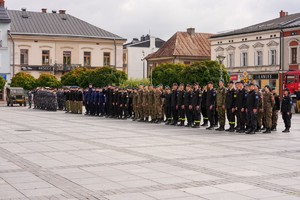 Uczniowe szkoły mundurowej stojący na bacznosc na płycie rynku