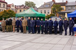 Zdjęcie grupowe policjantów, strażnikow granicznych i uczniow klasy policyjnej