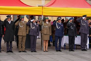 Zdjęcie przedstawicieli słuzb oddających honor