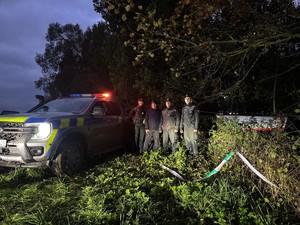 Radiowóz obok policjanci