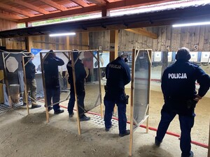 policjanci na osi strzeleckiej