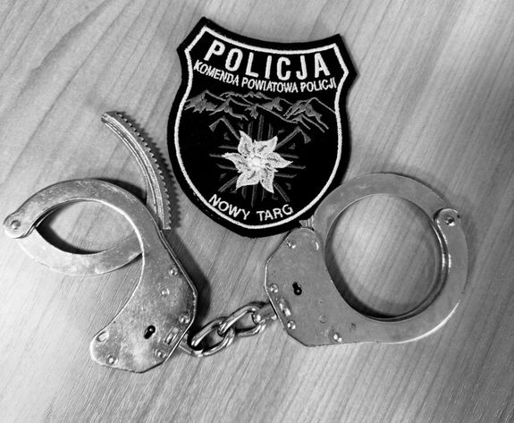 Kajdanki oraz naszywka Komendy Powiatowej Policji w Nowym Targu