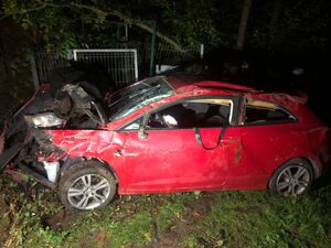 Rozbity samochód w kolorze czerwonym