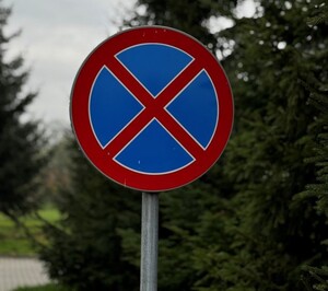 znak zakaz parkowania