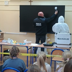 Policjant przy tablicy