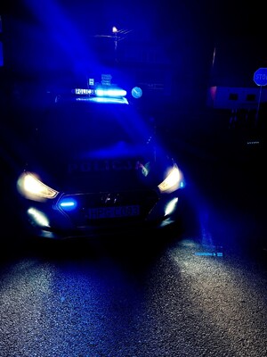 Radiowóz w ciemności