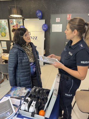 Policjantka rozmawiająca z kobietąa