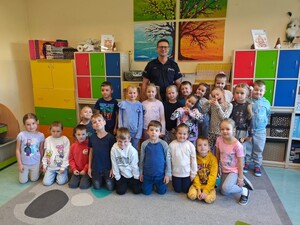 Zdjecie grupowe dzieci z policjantem