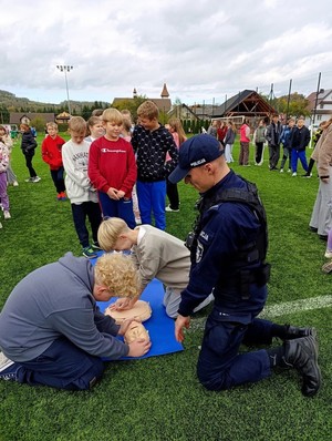 Dzieci prowadzące resuscytacje na fantomie