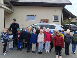Zdjecie grupowe policjanta i dzieci