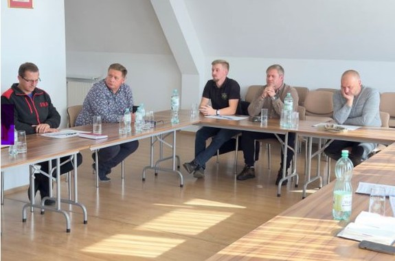 mężczyzni siedzący przy stole