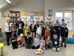 Zdjecie grupowe dzieci z policjantem