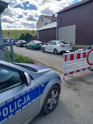 Samochody ustawione jeden za drugim