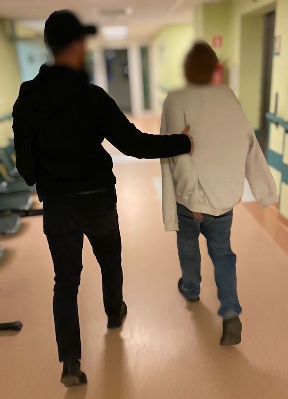 zatrzymany prowadzony przez nieumundurowanego policjanta