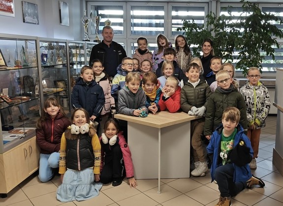 zdjecie grupowe dzieci z policjantami1