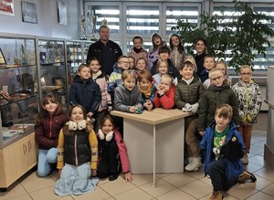 zdjecie grupowe dzieci z policjantami1