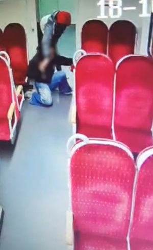 kobieta szarpiaca z meżczyzna