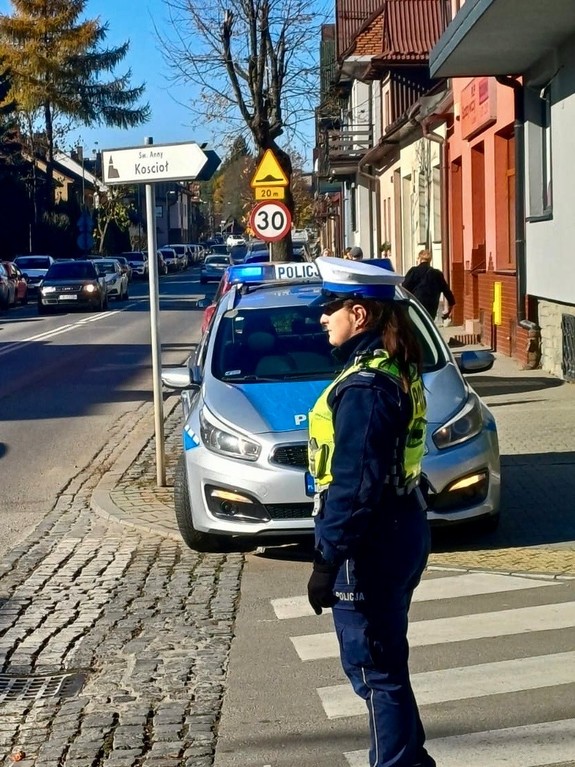 policjantka a w tle radiowóz
