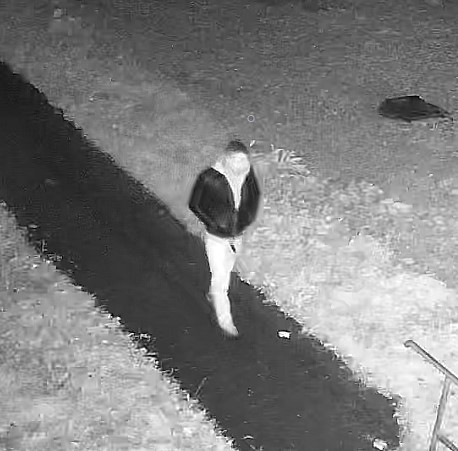 meżczyzna idący po chodniku