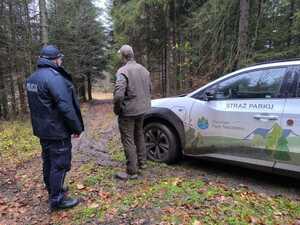 dzielnicowy i strażnik parku
