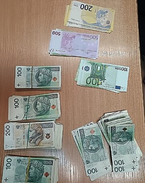 Duza ilosc banknotów w walucie polskiej i euro