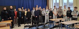 Zdjęcie grupowe policjantow i uczniów
