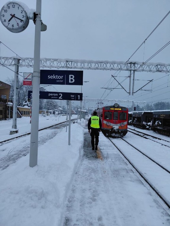 Policjant na peronie w tle pociąg