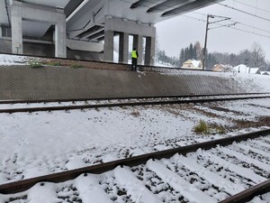 Policjant pod wiaduktem kolejowym