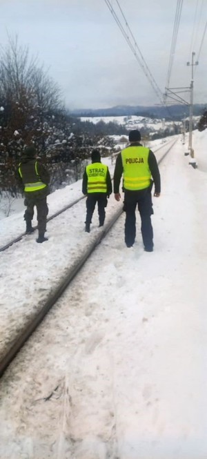 Policjant, Straż Ochrony Koleji oraz żołnierz stojacy na torach