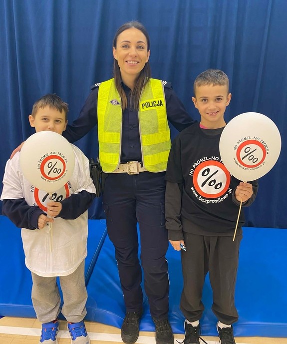 Zdjęcie policjantki z dwójka dzieci