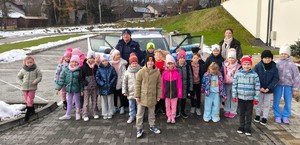 zdjęcie grupowe policjantka z dziecmi