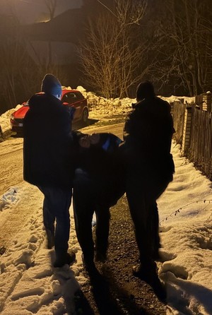 mężczyzna prowadzony przez dwóch nieumundurowanych policjantów