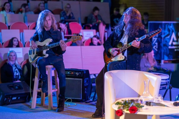 dwóch mezczyzn grających na gitarach1