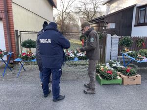 Policjant i strażnik w trakcie  kontroli stoiska