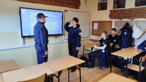 Uczennica oddaja honor policjantowi