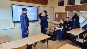 Uczennica oddaja honor policjantowi