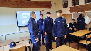 Trzech uczniów i policjant