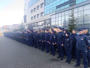 policjanci stojący w szeregu