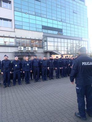 grupa policjantów stojąca przed budynkiem komendy