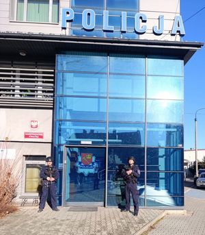 wejście główne do budynku komnedy przed nim dwóch policjantów