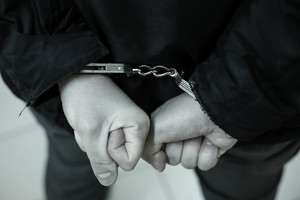 ręce z nałożonymi kajdankami