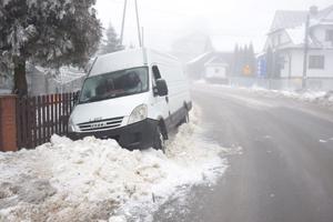 biały bus stojący w sniegu oparty